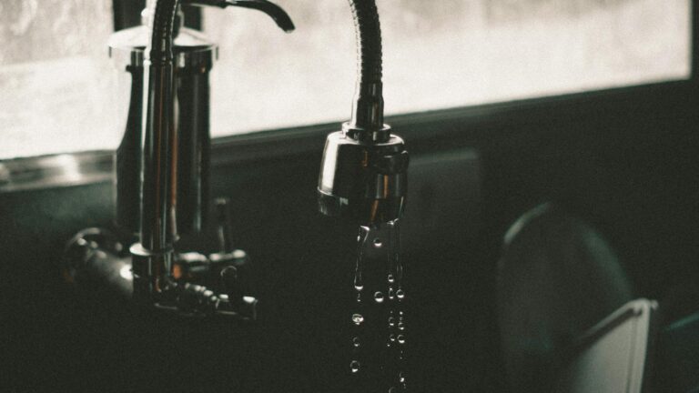 Baisse soudaine de pression d’eau : causes et solutions