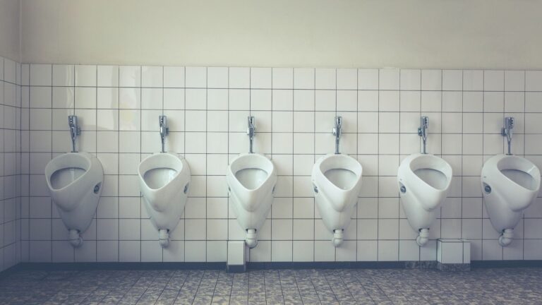 Quelle est la hauteur idéale pour fixer un urinoir ?