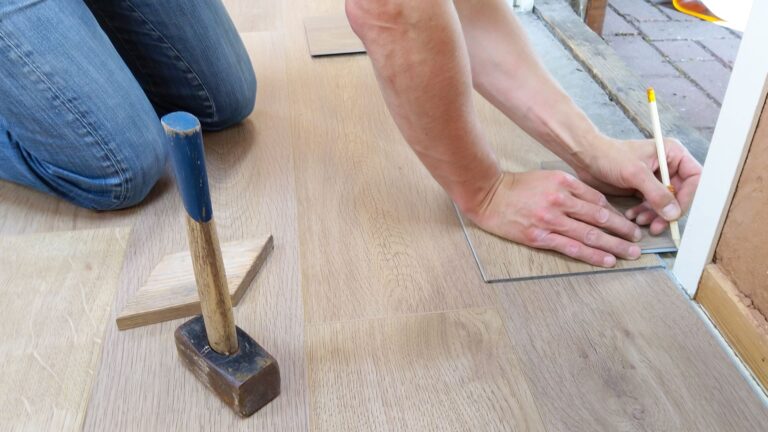 Comment corriger un plancher irrégulier dans une maison ancienne sans tout refaire ?