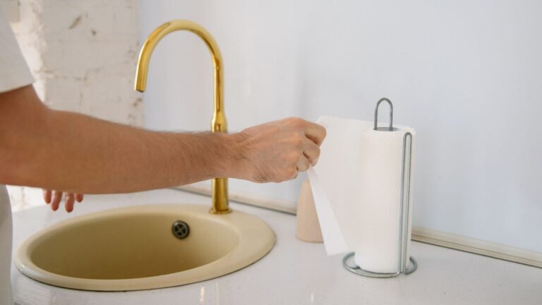 Comment débloquer une bonde d’évier/baignoire qui résiste à tout ?